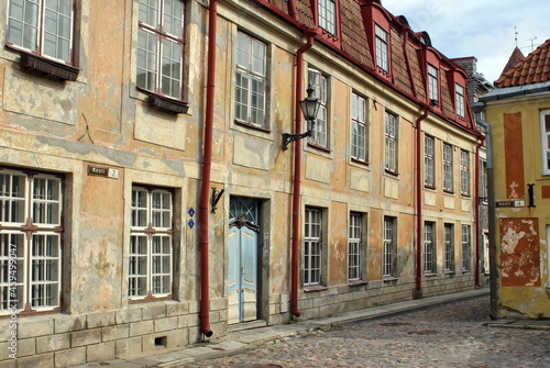 Fototapeta Naklejka Na Ścianę i Meble -  Building with a blue door in the Old Town, Tallinn, Estonia