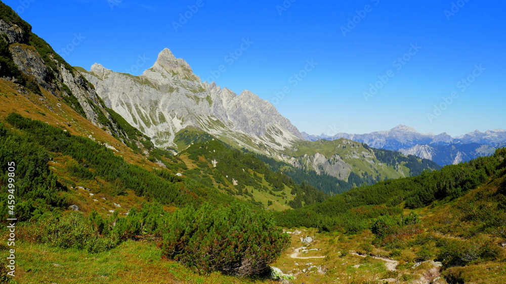 Gipfel der Zimba im Vorarlberg mit weitem Blick ins Montafon mit grünen Tälern unter blauem Himmel