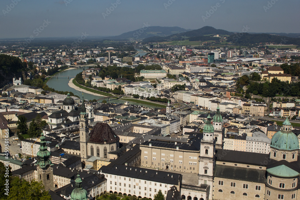 Fototapeta premium Blick auf die Salzburg mit dem Dom und auf die Salzach