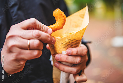 Fotografie man hand holding Street food fried shrimp