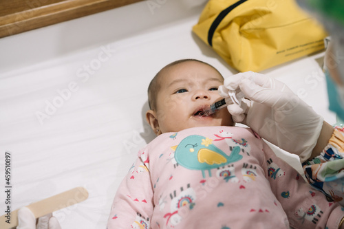 Billede på lærred baby being vaccinated