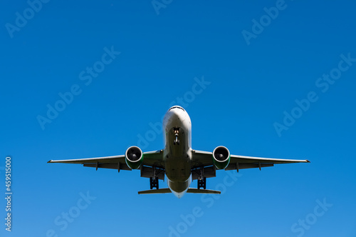 Flugzeug blauer Himmel von unten Umriss Sonne Tragflächen Start Landung Fliegen Flugplatz Airport Frankfurt Deutschland Jet Reise Verbindung Abflug Symmetrie Luftverkehr Frontal Fernweh Urlaub