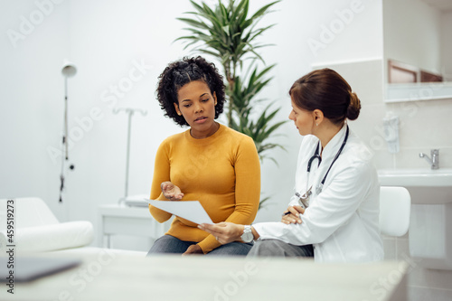Fotografie Patient and doctor discussing test results.