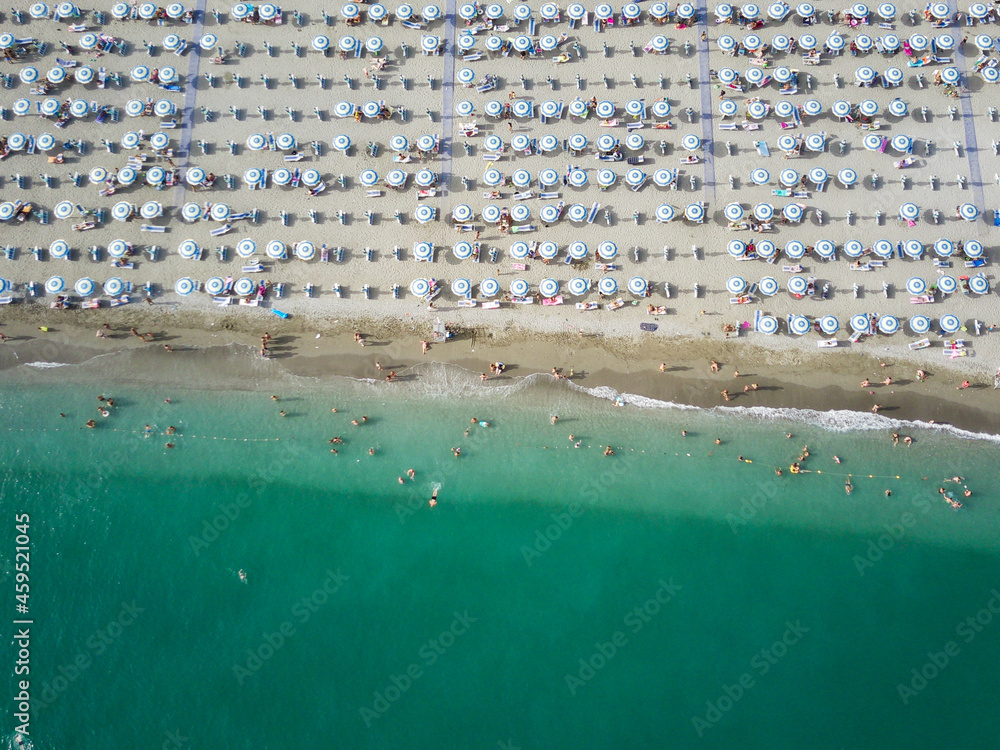 Vista aerea della spiaggia di positano, con ombrelloni in riva al mare, costiera amalfitana