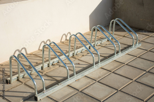 Public bicycle parking designed to promote the use of the bicycle and contribute to the ecology