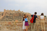 turistas mirando la alcazaba de almería castillo murallas cerro san cristobal 4M0A5434-as21