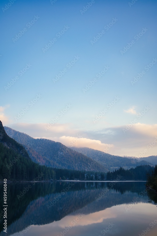 Paisaje tranquilo con lago y montañas