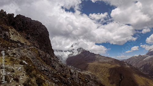 Montaña con nevado y cielo con nubes