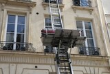 Monte meuble de déménagement sur la facade d'un immeuble parisien, ville de Paris, île de France, France
