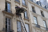 Monte meuble de déménagement sur la facade d'un immeuble parisien, ville de Paris, île de France, France