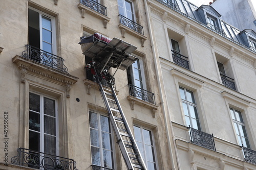 Obraz na płótnie Monte meuble de déménagement sur la facade d'un immeuble parisien, ville de Paris, île de France, France w salonie