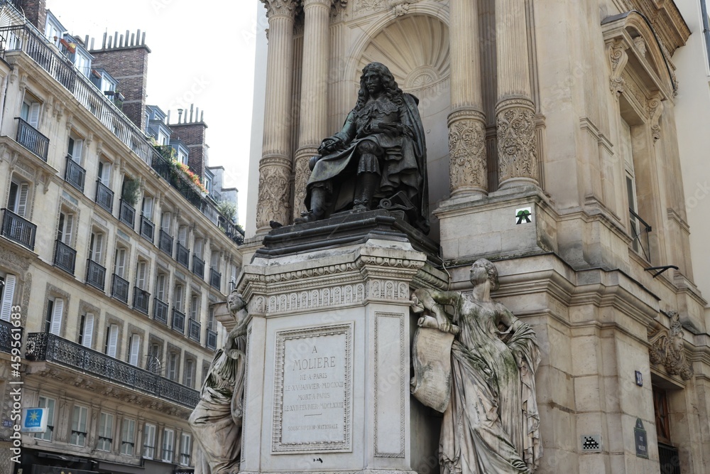 Obraz premium La fontaine Molière, célèbre comédien, avec une statue de Molière, ville de Paris, île de France, France