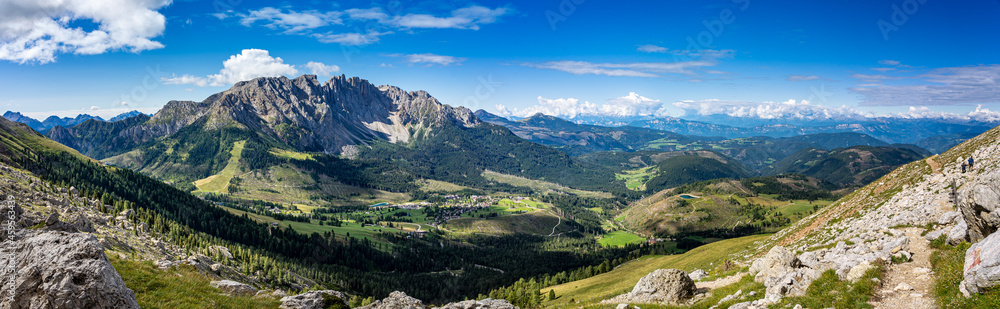 Obraz premium Wandern in den Südtiroler Dolomiten: Panoramablick - Hirzelsteig zum Vajolonpass und zur Rotwand im Rosengarten Gebirge