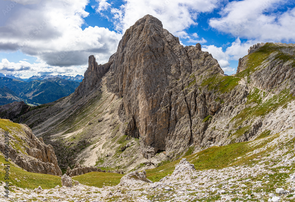 Fototapeta premium Wandern in den Südtiroler Dolomiten: Vajolonpass und Rotwand im Rosengarten Gebirge