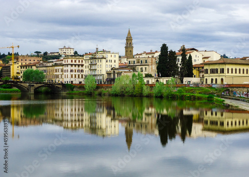 Vista de Florencia sobre el río Arno, Italia
