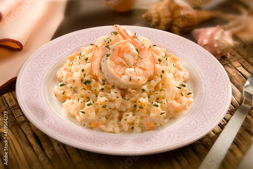 Delicioso risoto de camarão em mesa decorada. photo