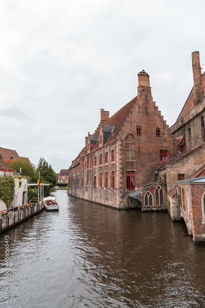 historisches Stadthaus am Fluss in Brugge, Altstadt in Belgien mit Backsteinfassade