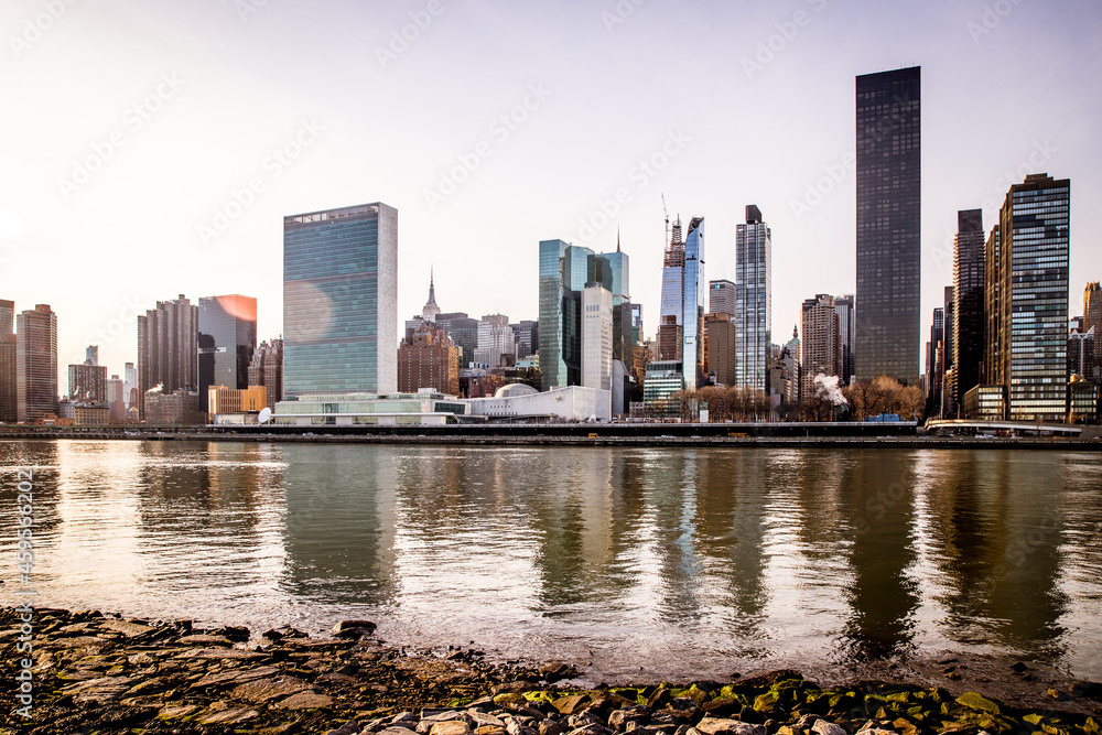 Fototapeta premium Manhattan cityscape from Roosevelt island and east river.