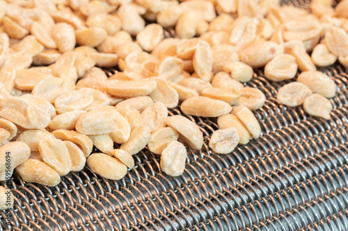 Valokuva fried peanuts, Roasting and blanching peanuts