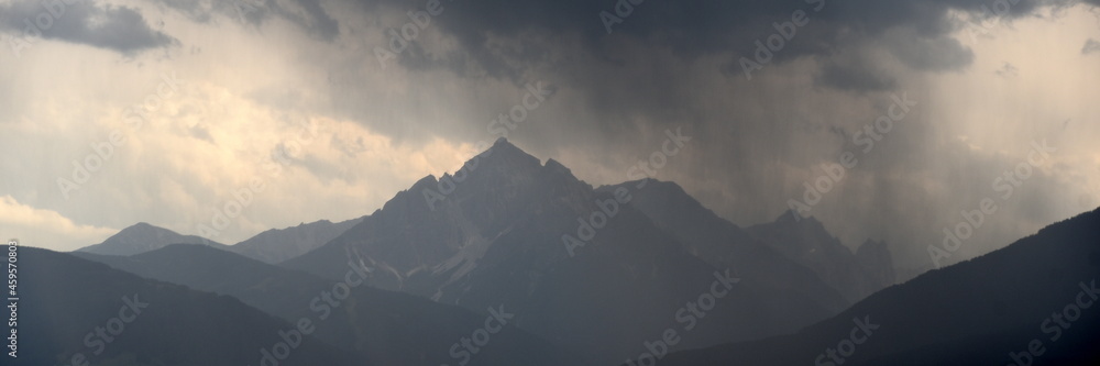 Berggipfel in mystischem Nebel