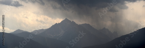 Berggipfel in mystischem Nebel © thauwald-pictures