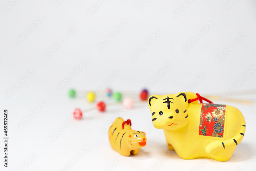 Obraz premium 干支の寅年、白い背景に二匹の寅と餅玉