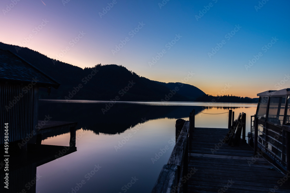 Obraz premium sunset over the lake