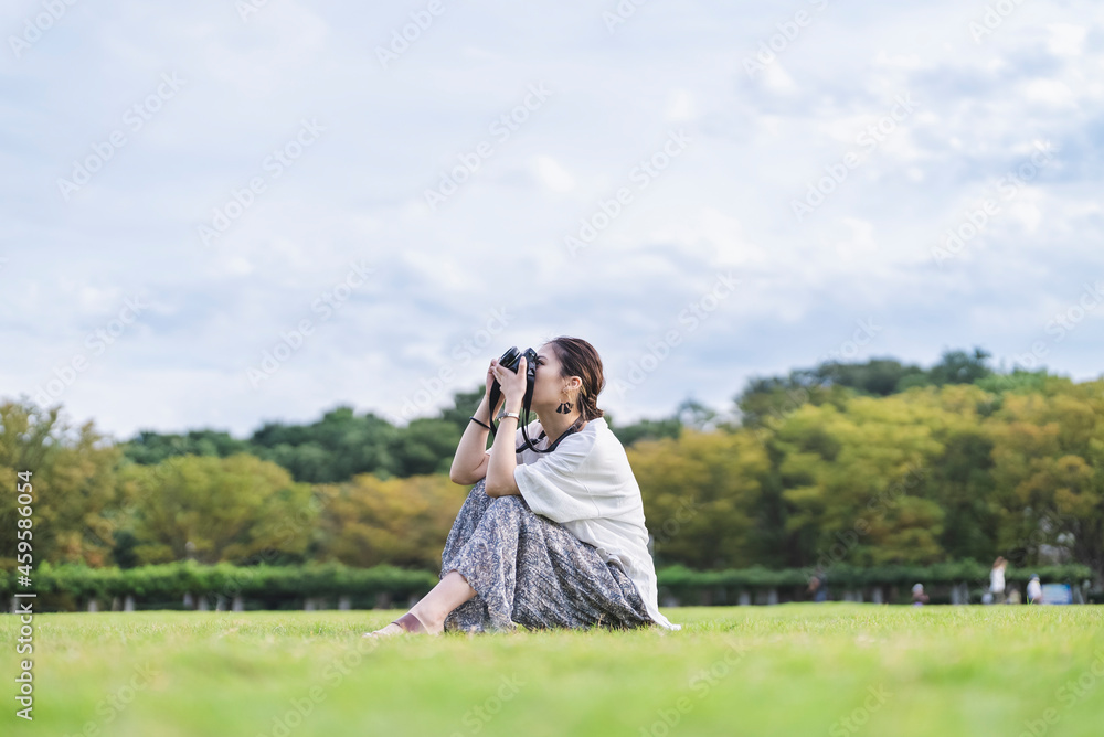 公園で写真を撮るカメラ女子