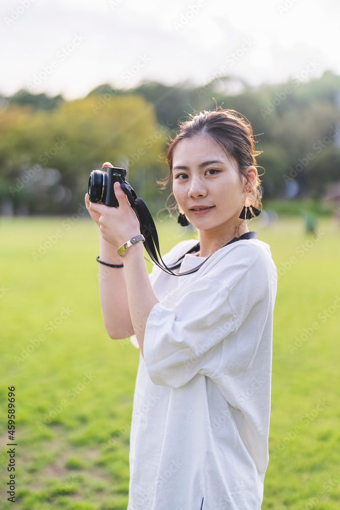 公園で写真を撮るカメラ女子 公園で写真を撮るカメラ女子