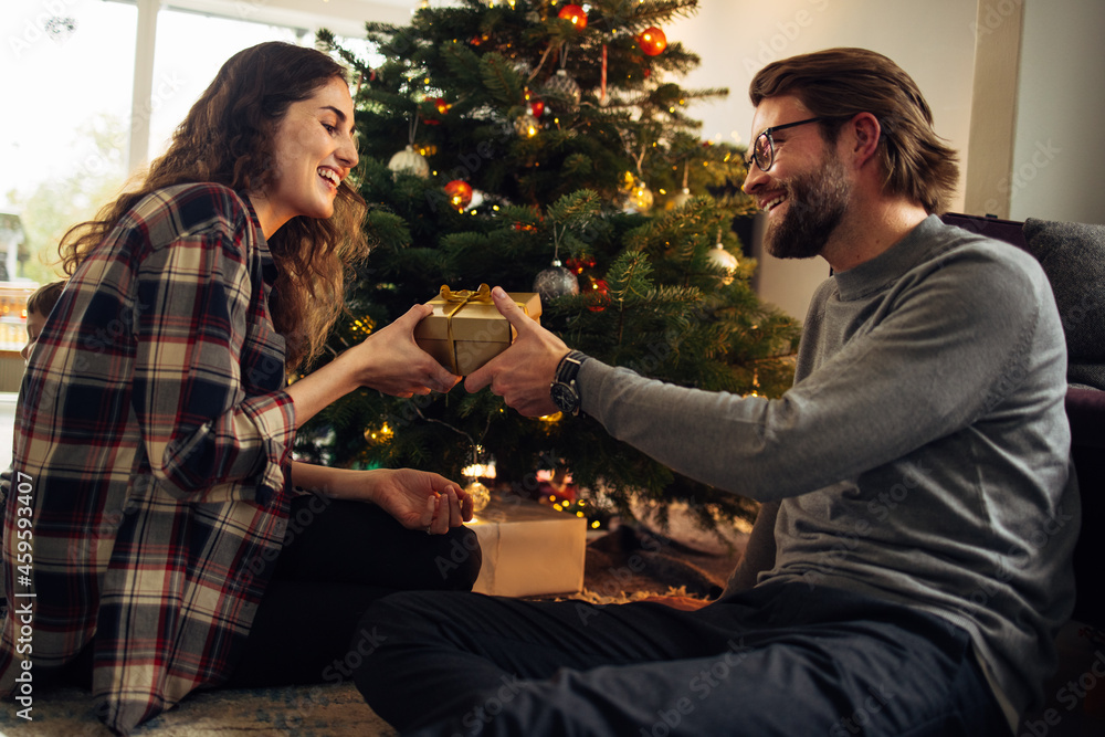 Ταπετσαρία Couple exchanging Christmas gifts