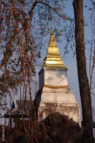 เจดีย์บนยอดเขา วัดพระบาทผาแดง