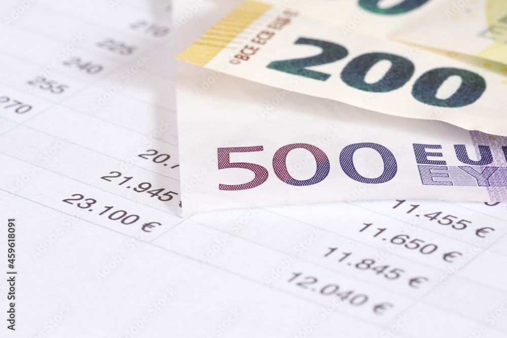 Tabelle mit verschiedenen Zahlen und Euro Geldscheine Tabelle mit verschiedenen Zahlen und Euro Geldscheine