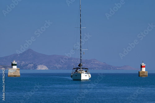 Segelboot läuft ein in den Hafen von Epidaurus, Saronischer Golf, Griechenland