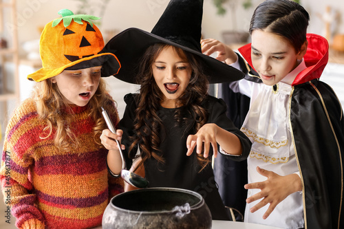 Φωτογραφία Cute little children celebrating Halloween at home