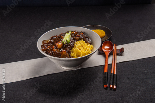 밥에 먹어도 맛있고 면과 함께 먹어도 맛있는 한국식 짜장 중화 요리