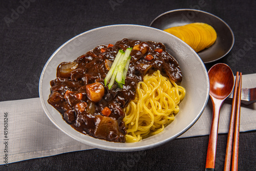 밥에 먹어도 맛있고 면과 함께 먹어도 맛있는 한국식 짜장 중화 요리