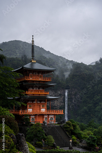 寺と滝