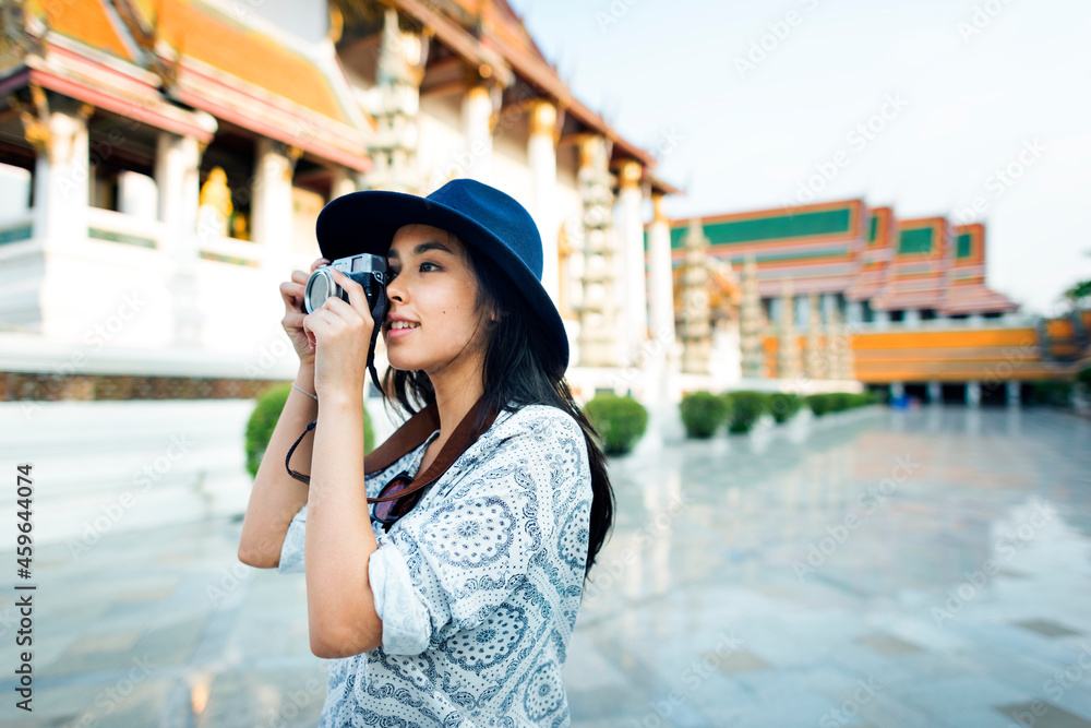 Fototapeta premium The solo Asian female traveler