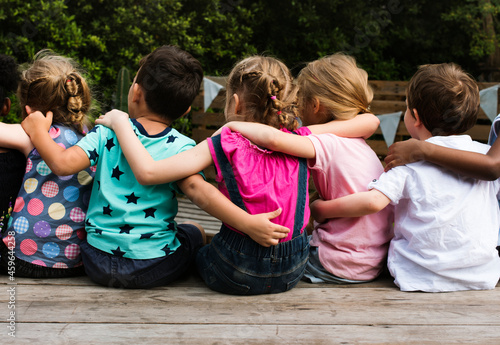 Canvastavla Group of kindergarten kids friends arm around sitting together