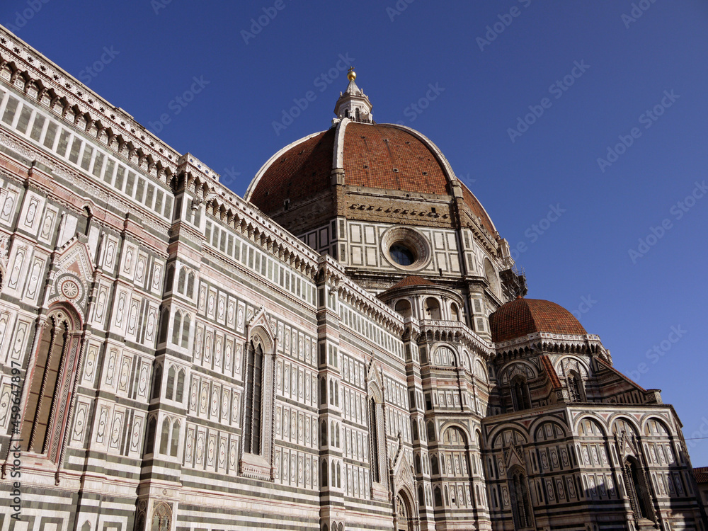 青空に映えるイタリア、フィレンツェのサンタ・マリア・デル・フィオーレ大聖堂