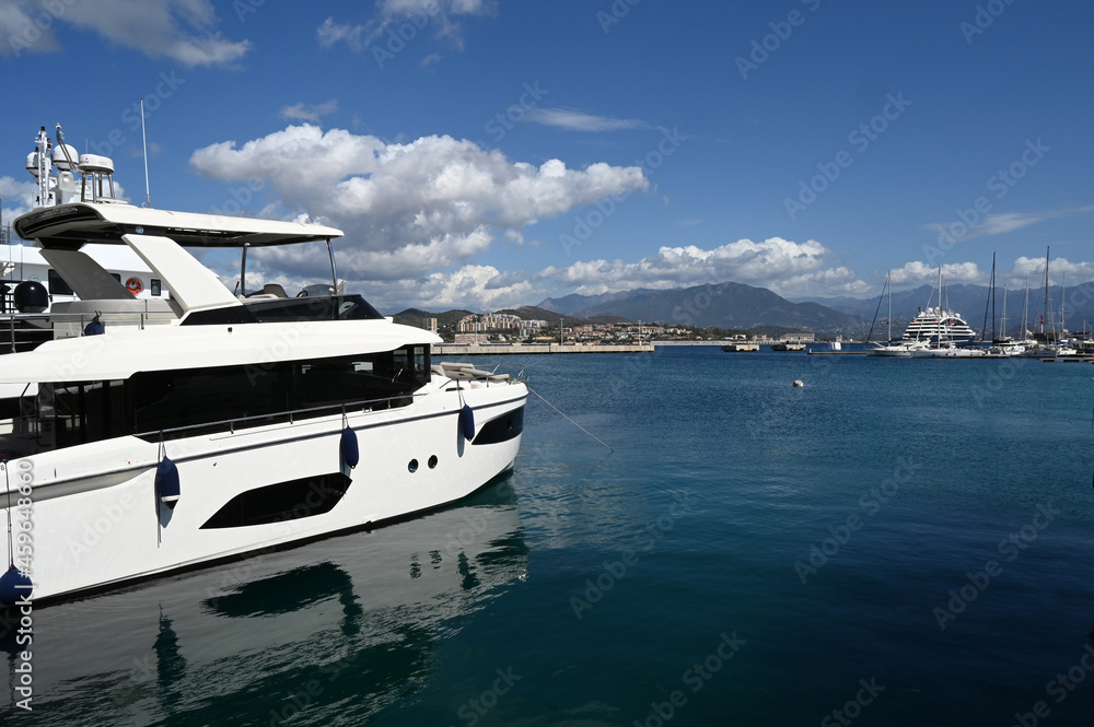 Fototapeta premium Bateau à quai dans le port Tino Rossi à Ajaccio