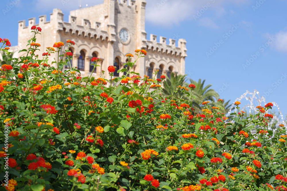 Obraz premium Hôtel de ville de Ciutadella bordé de palmiers et de jets d'eau
