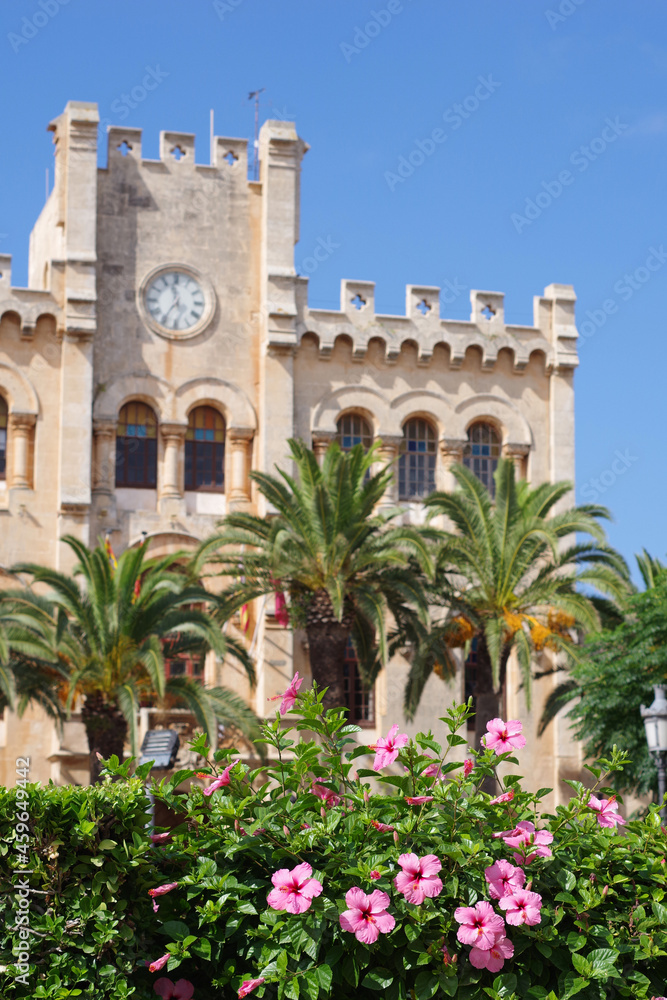 Hôtel de ville de Ciutadella bordé de palmiers et de jets d'eau