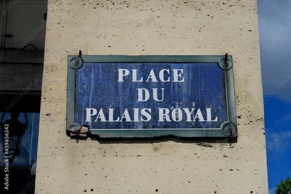 Obraz premium Place du Palais Royal. Plaque de nom de rue. Paris.