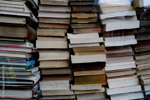 Empilement de livres anciens dans une vitrine de librairie.