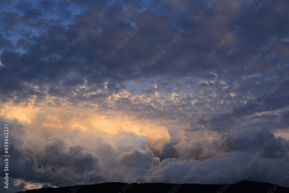 Obraz premium Giochi di nuvole in cielo al tramonto.