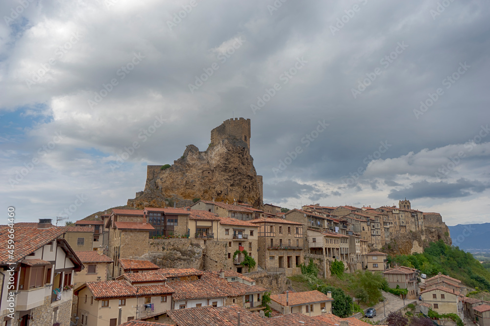 Fototapeta premium hermoso municipio medieval de Frías en la provincia de Burgos, España