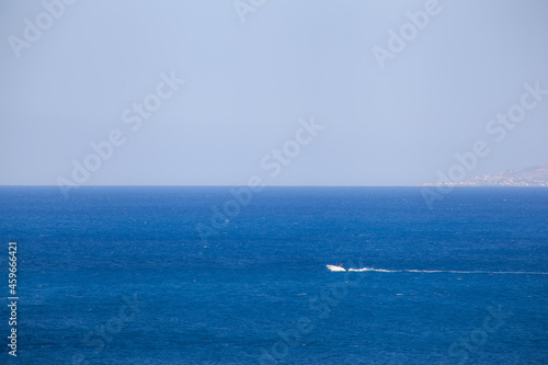 speedboat through the sea with the horizon line © Raquel