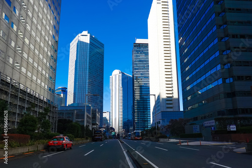 青空にそびえ立つ西新宿の超高層ビル群（議事堂通り）