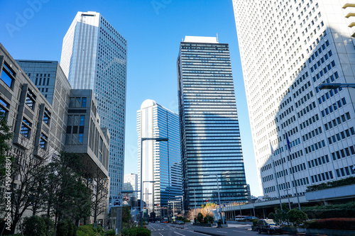 青空にそびえ立つ西新宿の超高層ビル群（議事堂通り）